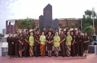 Kejari Rohil Ziarah dan Tabur Bunga di Taman Makam Pahlawan Peringati HBA Ke-63