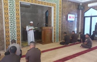 Ust Chairul Ichwan Sampaikan Tausiyah Dzuhur di Masjid Al-Mizan Kejati Riau