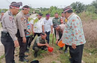Jaga Lingkungan, Kapolsek Bagan Sinembah Bersama Upika Balai Jaya Tanam Pohon