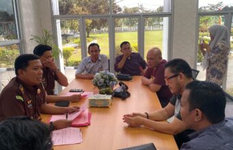 Tim JPU Kejati Riau dan Kejari Rohil Terima Penyerahan Tersangka dan BB Perkara di Sekretariat DPRD Rohil