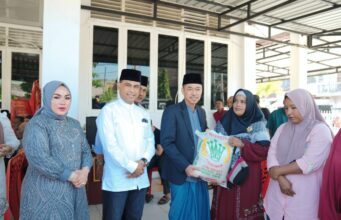 Bupati Rohil Bagikan Paket Sembako kepada Masyarakat dan Wartawan