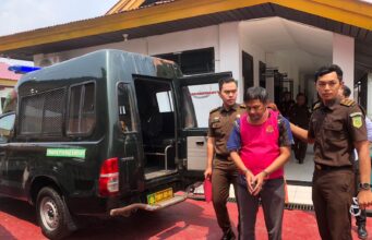 Penyerahan Tersangka dan BB Tahap II Perkara Dugaan Tipikor di Bawaslu Inhu Tahun 2017-2018