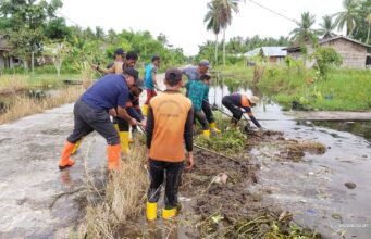 Atasi Banjir, DLH Rohil Lakukan Normalisasi Saluran Air Pelabuhan Baru Menuju SMA Negeri 2