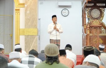 Wabup H. Sulaiman Ikuti Sholat Tarawih Perdana di Masjid Raya Al-Iklas Bagansiapiapi