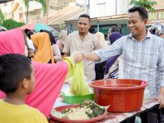 Ngabuburit di Bazar Takjil Ramadhan, Wabup H. Sulaiman Borong Makanan dan Dibagikan ke Warga