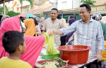 Ngabuburit di Bazar Takjil Ramadhan, Wabup H. Sulaiman Borong Makanan dan Dibagikan ke Warga