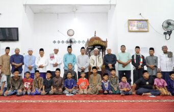 Usai Berikan Tausyiah Agama, Wabup H. Sulaiman Jadi Imam Sholat tarawih di Masjid An-Nur di Kepenghuluan Bagan Jawa Pesisir