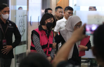 Tim Penyidik Menahan Tersangka HLN Selaku Manager PT QSE dalam Perkara Komoditas Timah