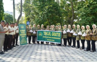 Ikatan Adhyaksa Dharmakarini Riau Berbagi Takjil Kepada Masyarakat