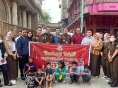 Ramadhan Berkah, Kejari Rohil Bagi-bagi Takjil ke Masyarakat