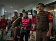 Tersangka RR Kepala Kanwil Bea Cukai Riau Mem-backing Penyelundupan Gula dalam Perkara Impor Gula PT SMIP