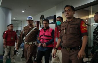 Tersangka RR Kepala Kanwil Bea Cukai Riau Mem-backing Penyelundupan Gula dalam Perkara Impor Gula PT SMIP