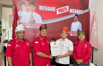 Disambut Pemasangan Tanjak dan Tari Persembahan, Maliki Resmi Mendaftar ke PSI untuk Kandidat Bupati Rohil