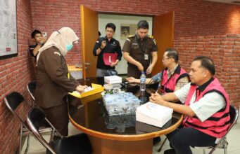 Penyerahan Tersangka dan Barang Bukti Tahap II Perkara Komoditas Timah Tersangka TN dan AA