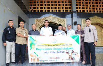 Kajati Maluku Serahkan Hewan Qurban di Masjid Raya Al-Fatah Ambon