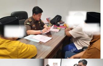 Tim Jaksa Pidsus Kejati Riau Terima Penyerahan 3 Tersangka dan BB Perkara Dugaan Tipikor Penyaluran KUR Bank BNI KCP OBO Bengkalis