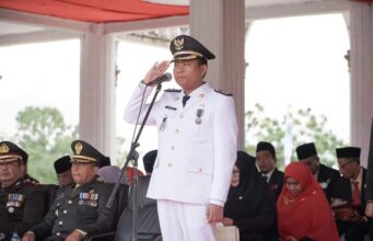 Wabup Rohil H. Sulaiman Jadi Irup Penurunan Bendera HUT RI ke-79 di Lapangan Purna MTQ Batu Enam