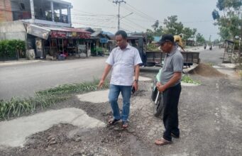 Hari ke 4 Bertugas, Plt Bupati Rohil H. Sulaiman Perintahkan PUTR Perbaiki Jalan yang Rusak