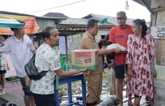 Plt. Bupati H. Sulaiman Bagikan Bantuan Sembako ke Masyarakat Jalan Siak Walau Diguyur Hujan