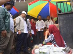 Blusukan di Pasar Datuk Rubiah dan Kampanye di Pulau Halang, Warga Serukan Ganti Bupati