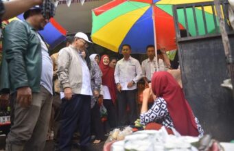 Blusukan di Pasar Datuk Rubiah dan Kampanye di Pulau Halang, Warga Serukan Ganti Bupati