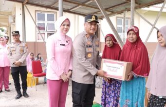 Jum’at Berkah, Kapolres Rohil Bersama Ketua Bhayangkari Salurkan Bantuan Sembako ke Kaum Dhuafa di Rimba Melintang