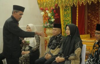 Disambut Prosesi Peusijuk dan Temu Ramah, Kajari Bambang Heripurwanto Ucapkan terimakasih, Dirinya Beserta Istri Sangat Merasa Terhormat