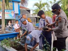 Kapolsek Panipahan Giat Penanaman Pohon ke Sekolah Yayasan Perguruan Kartini