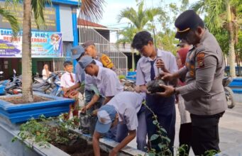 Kapolsek Panipahan Giat Penanaman Pohon ke Sekolah Yayasan Perguruan Kartini