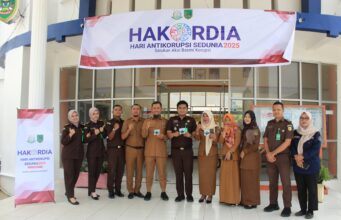 Peringati HAKORDIA Tahun 2025, Kejari Rohil dengan Aksi Edukatif Bagi Sticker ke OPD