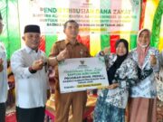 Baznas Rohil Salurkan Dana Zakat ke Guru, Pelaku Usaha dan Penyandang Stabilitas