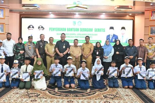 Pemkab Rokan Hilir Perkuat Akses Pendidikan, Program Seragam Sekolah Gratis Jadi Bukti Kepedulian Daerah