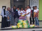 DPC Gerindra Rohil Bagikan Masker, Snack dan Sembako untuk Warga Terdampak Bencana Karhutla